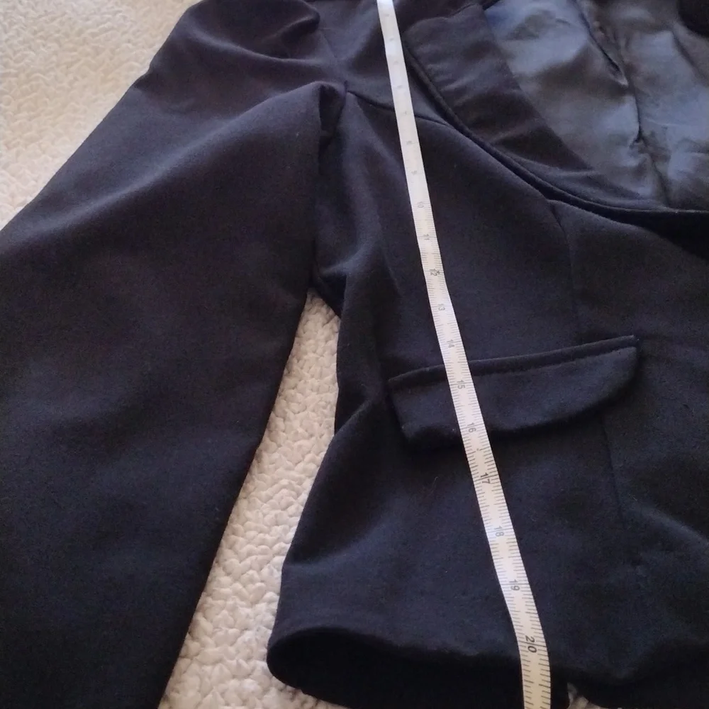 Windsor Cropped Blazer. Size Medium - Picture 4 of 5